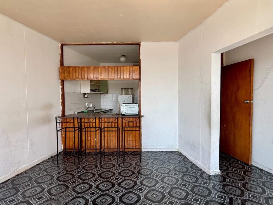 2 Bedroom Property for Sale in Vredehoek Western Cape